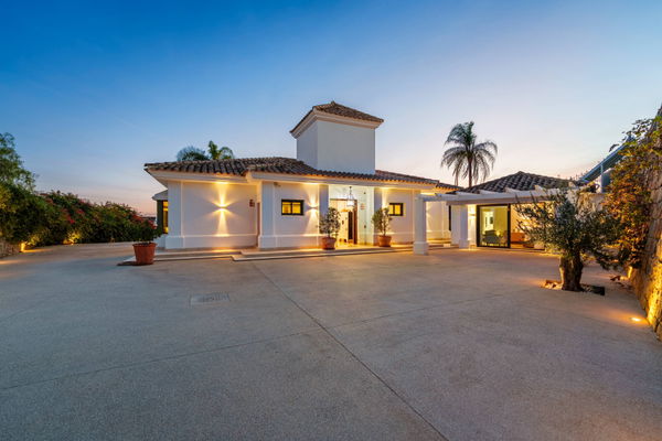 Elegant villa in an exclusive enclave with open views of the Mediterranean in Nueva Andalucía, Marbella
