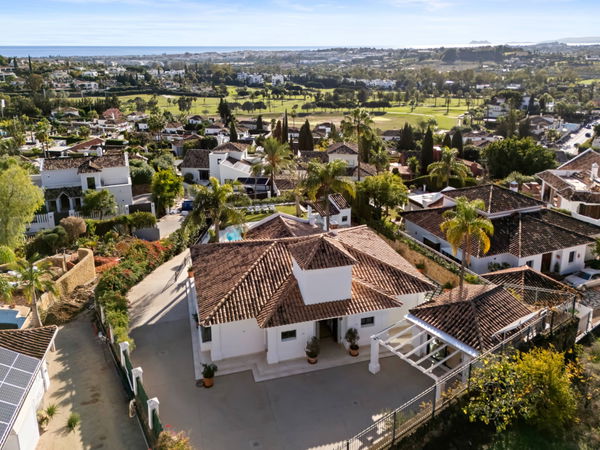 Elegant villa in an exclusive enclave with open views of the Mediterranean in Nueva Andalucía, Marbella