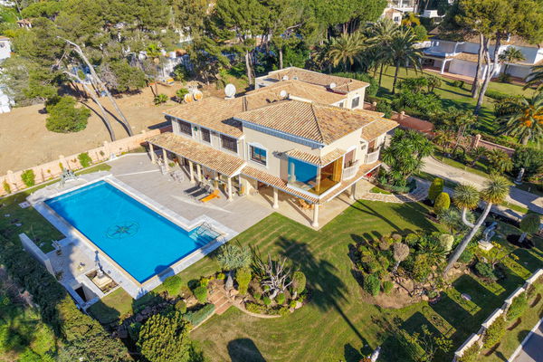 Beachside villa in Los Monteros Playa, Marbella