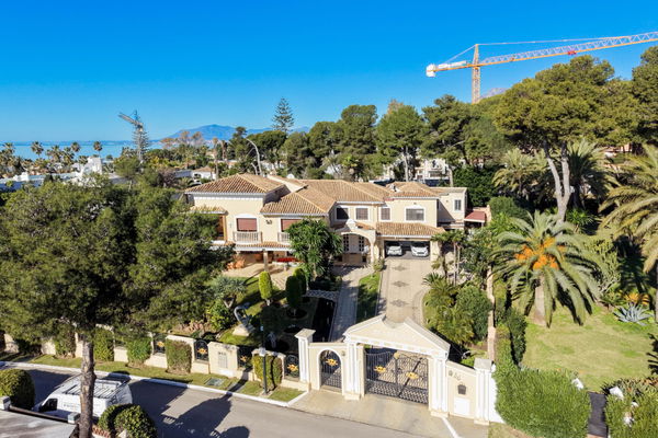 Beachside villa in Los Monteros Playa, Marbella