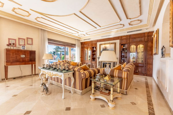 Beachside villa in Los Monteros Playa, Marbella