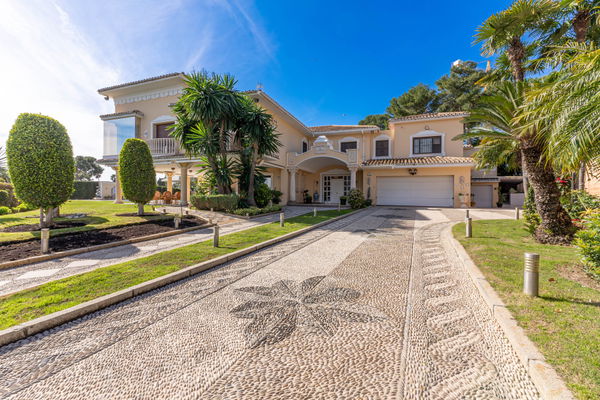 Beachside villa in Los Monteros Playa, Marbella