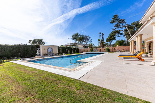 Beachside villa in Los Monteros Playa, Marbella
