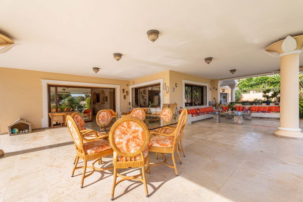 Beachside villa in Los Monteros Playa, Marbella