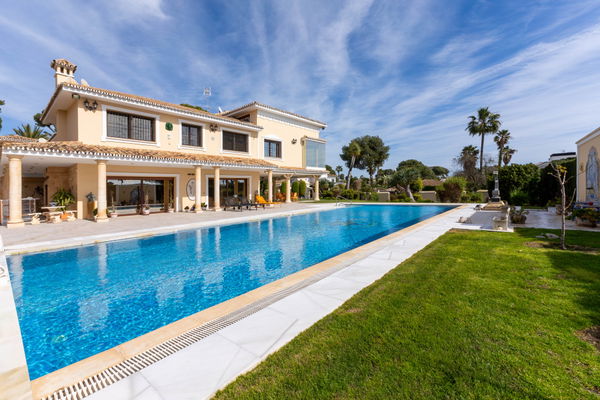Beachside villa in Los Monteros Playa, Marbella