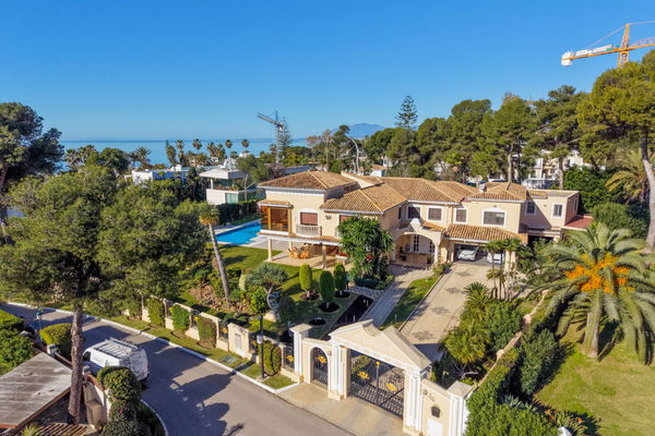 Beachside villa in Los Monteros Playa, Marbella