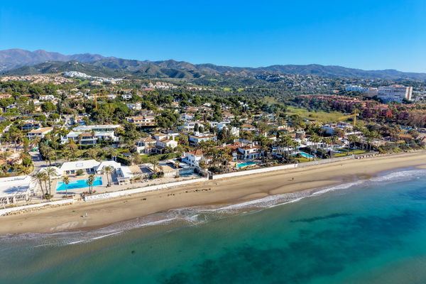 Beachside villa in Los Monteros Playa, Marbella