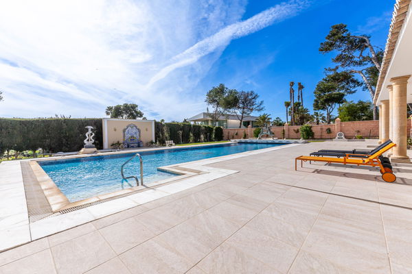 Beachside villa in Los Monteros Playa, Marbella