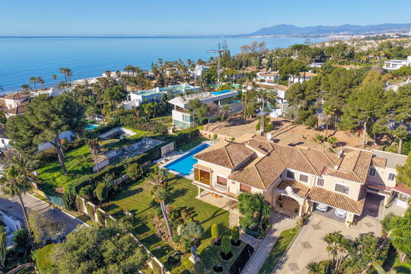 Beachside villa in Los Monteros Playa, Marbella