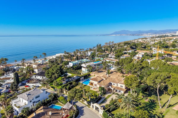 Beachside villa in Los Monteros Playa, Marbella