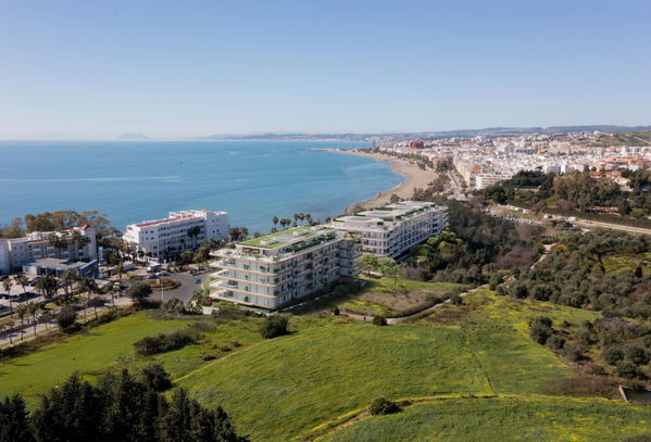 Contemporary three-bedroom penthouse with rooftop solarium and jacuzzi, Estepona
