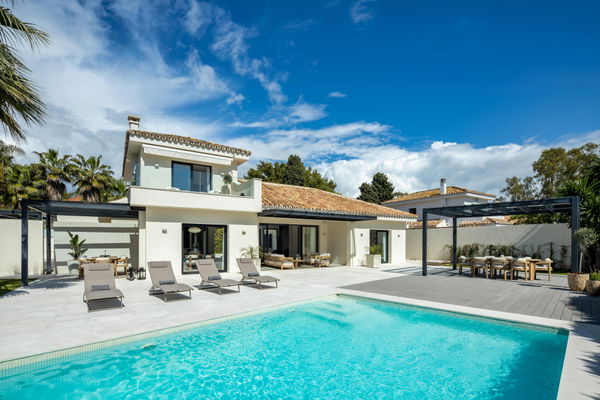 Sophisticated Mediterranean residence in a peaceful beachside setting in Cortijo Blanco, San Pedro de Alcántara