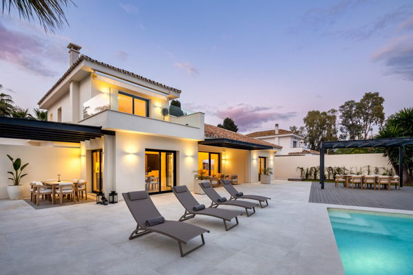 Sophisticated Mediterranean residence in a peaceful beachside setting in Cortijo Blanco, San Pedro de Alcántara