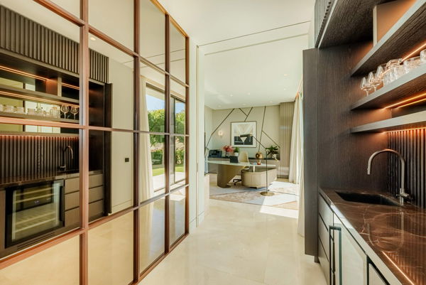 Prestigious hillside residence with panoramic sea and mountain views in La Quinta, Benahavis