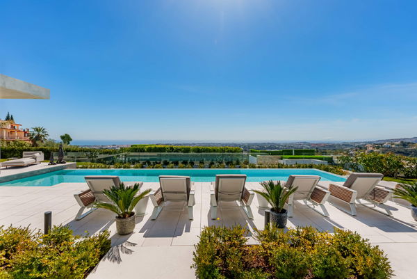 Prestigious hillside residence with panoramic sea and mountain views in La Quinta, Benahavis