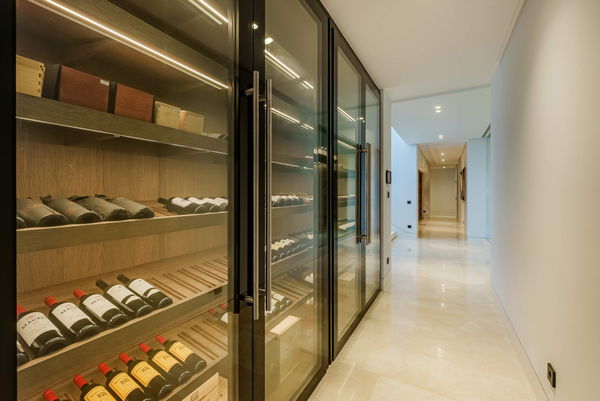 Prestigious hillside residence with panoramic sea and mountain views in La Quinta, Benahavis