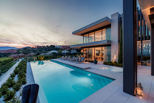 Prestigious hillside residence with panoramic sea and mountain views in La Quinta, Benahavis