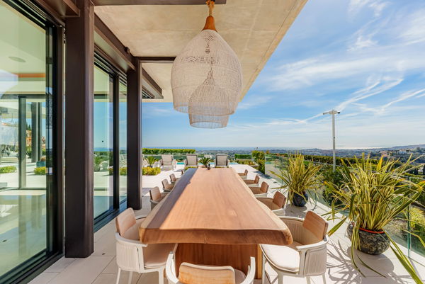 Prestigious hillside residence with panoramic sea and mountain views in La Quinta, Benahavis