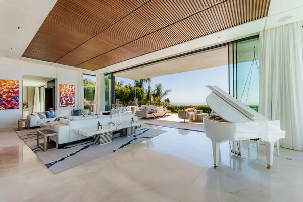 Prestigious hillside residence with panoramic sea and mountain views in La Quinta, Benahavis