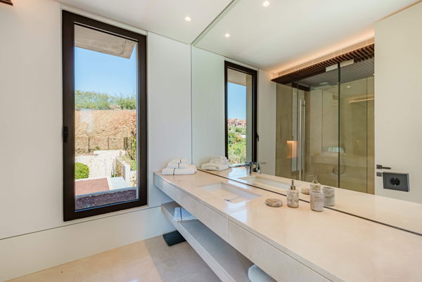 Prestigious hillside residence with panoramic sea and mountain views in La Quinta, Benahavis