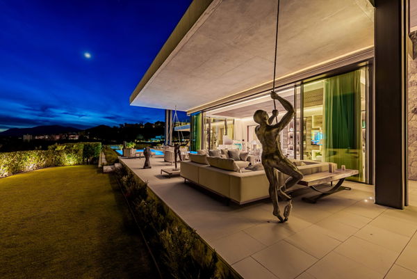 Prestigious hillside residence with panoramic sea and mountain views in La Quinta, Benahavis