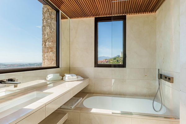 Prestigious hillside residence with panoramic sea and mountain views in La Quinta, Benahavis
