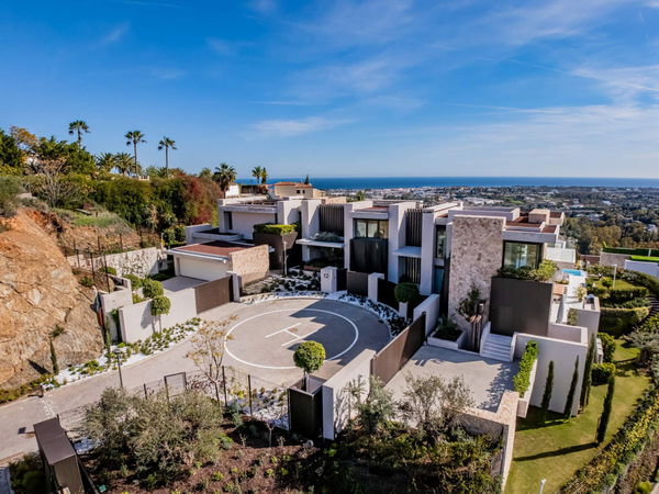 Prestigious hillside residence with panoramic sea and mountain views in La Quinta, Benahavis