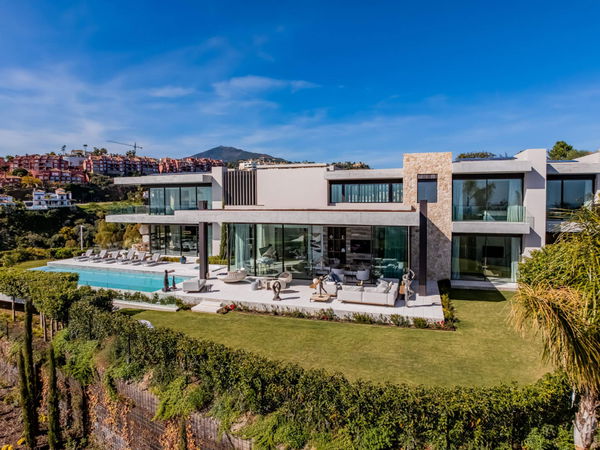 Prestigious hillside residence with panoramic sea and mountain views in La Quinta, Benahavis