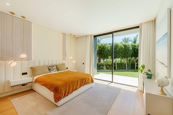 Prestigious hillside residence with panoramic sea and mountain views in La Quinta, Benahavis