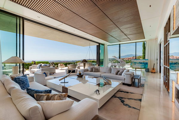 Prestigious hillside residence with panoramic sea and mountain views in La Quinta, Benahavis