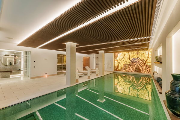 Prestigious hillside residence with panoramic sea and mountain views in La Quinta, Benahavis