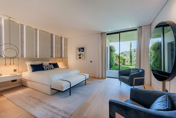 Prestigious hillside residence with panoramic sea and mountain views in La Quinta, Benahavis