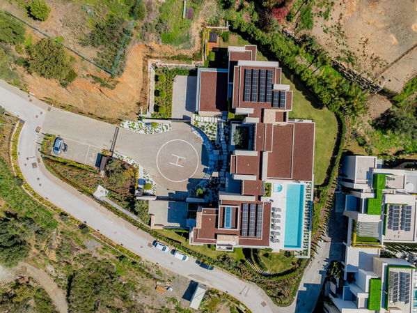 Prestigious hillside residence with panoramic sea and mountain views in La Quinta, Benahavis