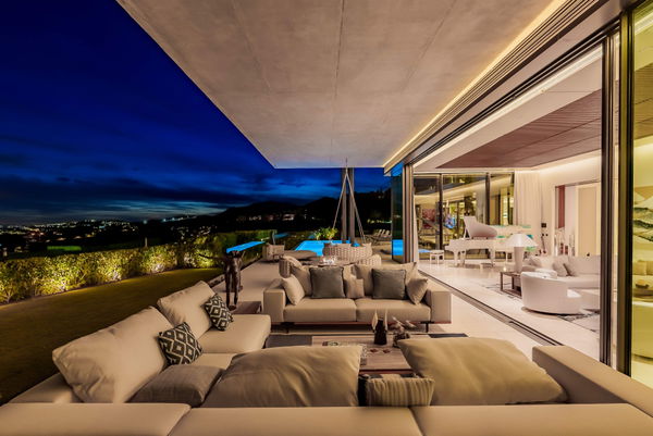 Prestigious hillside residence with panoramic sea and mountain views in La Quinta, Benahavis