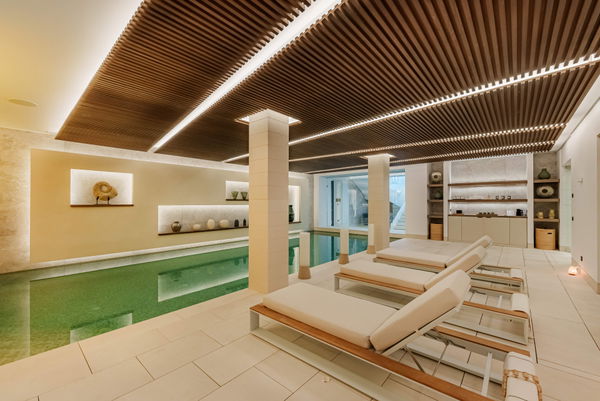 Prestigious hillside residence with panoramic sea and mountain views in La Quinta, Benahavis