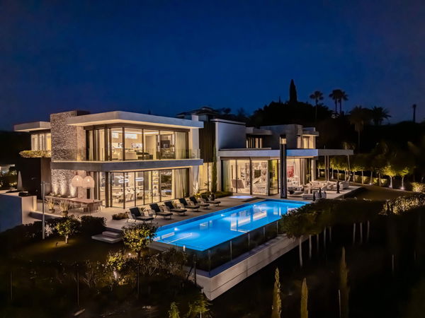 Prestigious hillside residence with panoramic sea and mountain views in La Quinta, Benahavis