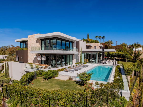 Prestigious hillside residence with panoramic sea and mountain views in La Quinta, Benahavis