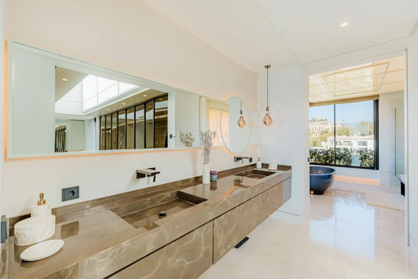 Prestigious hillside residence with panoramic sea and mountain views in La Quinta, Benahavis