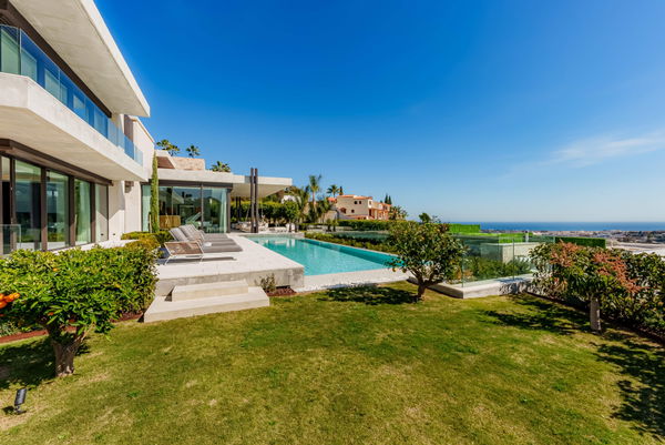 Prestigious hillside residence with panoramic sea and mountain views in La Quinta, Benahavis