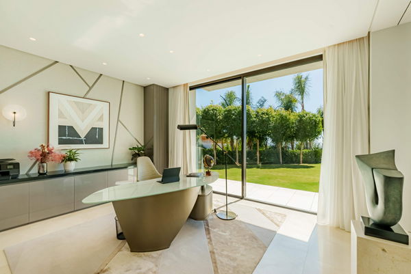 Prestigious hillside residence with panoramic sea and mountain views in La Quinta, Benahavis