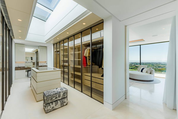 Prestigious hillside residence with panoramic sea and mountain views in La Quinta, Benahavis