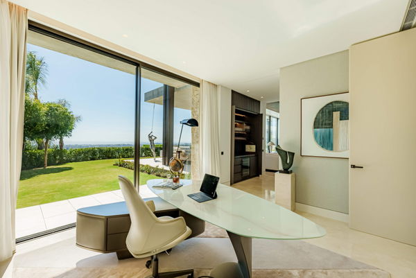 Prestigious hillside residence with panoramic sea and mountain views in La Quinta, Benahavis