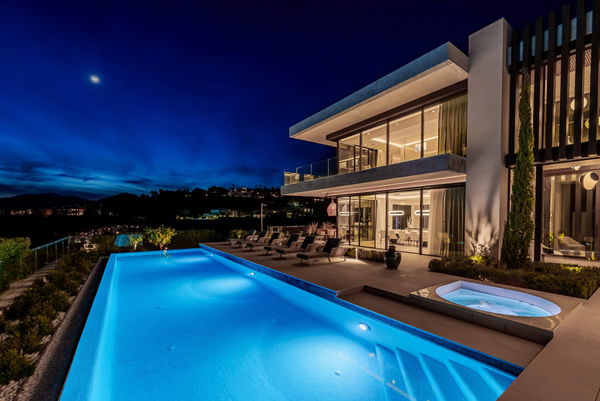 Prestigious hillside residence with panoramic sea and mountain views in La Quinta, Benahavis