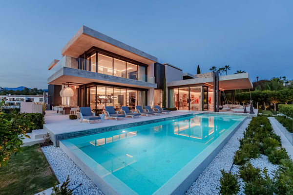 Prestigious hillside residence with panoramic sea and mountain views in La Quinta, Benahavis