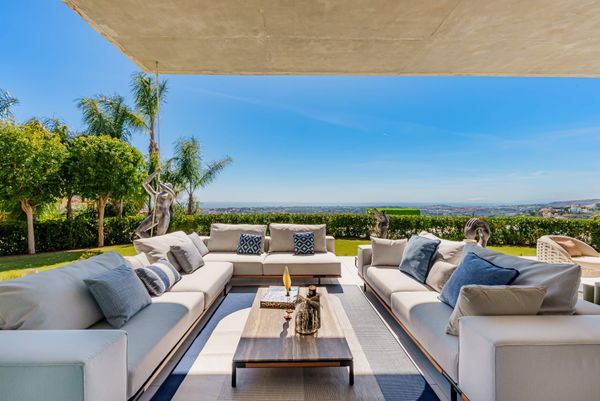 Prestigious hillside residence with panoramic sea and mountain views in La Quinta, Benahavis