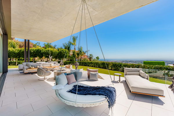 Prestigious hillside residence with panoramic sea and mountain views in La Quinta, Benahavis