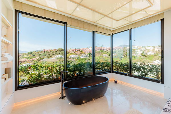 Prestigious hillside residence with panoramic sea and mountain views in La Quinta, Benahavis
