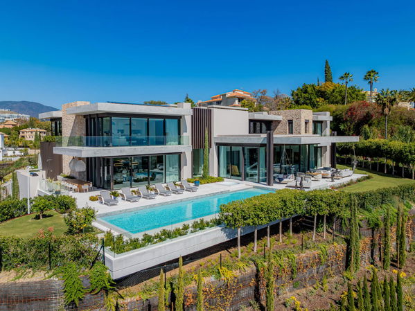 Prestigious hillside residence with panoramic sea and mountain views in La Quinta, Benahavis