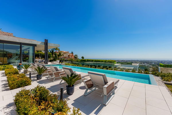 Prestigious hillside residence with panoramic sea and mountain views in La Quinta, Benahavis