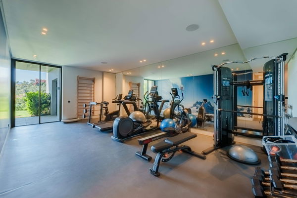 Prestigious hillside residence with panoramic sea and mountain views in La Quinta, Benahavis